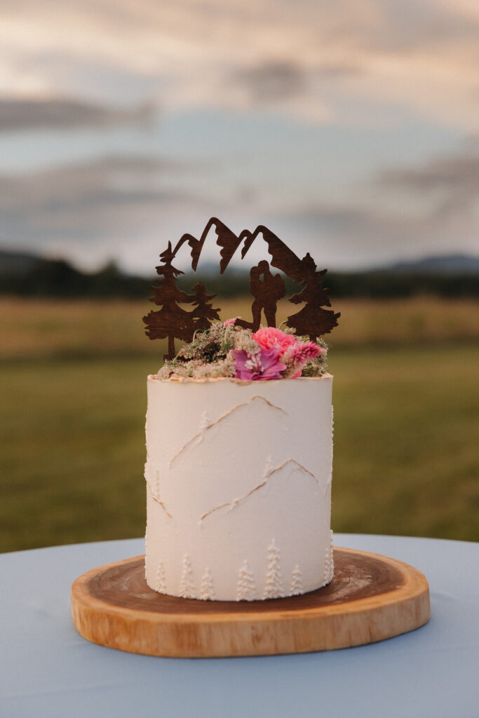 wedding cake for outdoorsy couples