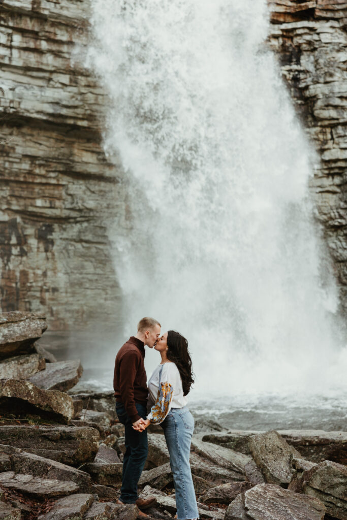 awosting falls engagement photos